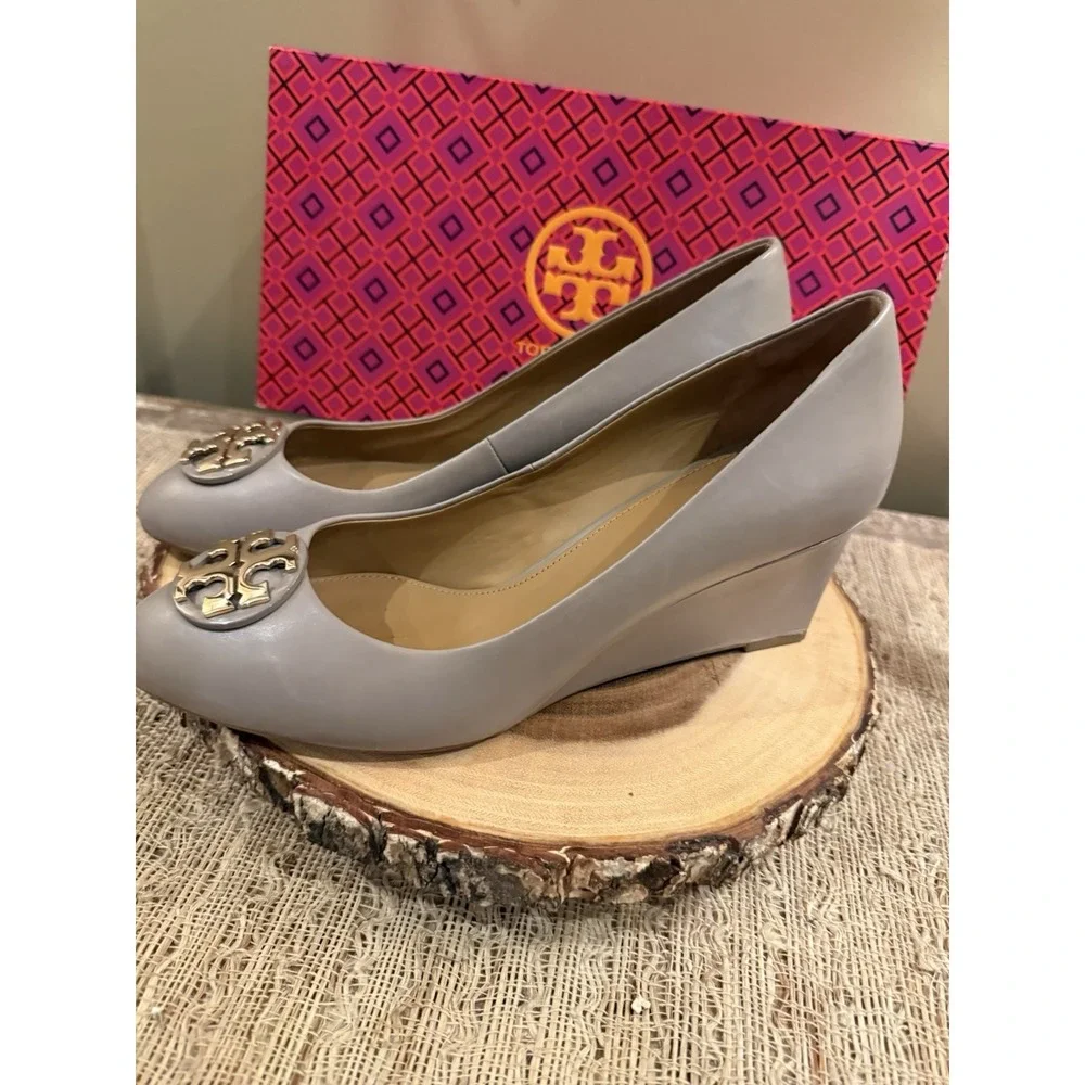 Tory Burch Women's Claire 85mm Wedge Pumps in French Grey Sz-9M Gold Logo 295$